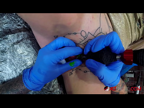 ❤️ Ekstreme tatuita varmulo Sully Savage ricevis tatuon sur sia klitoro ❤️❌ Hejmfarita porno ĉe ni ﹏